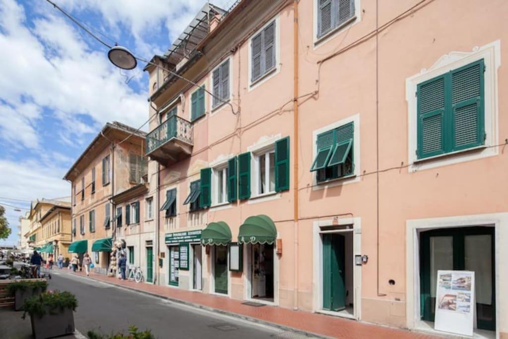 Beatrice Nel Centro Di Levanto Luaran gambar